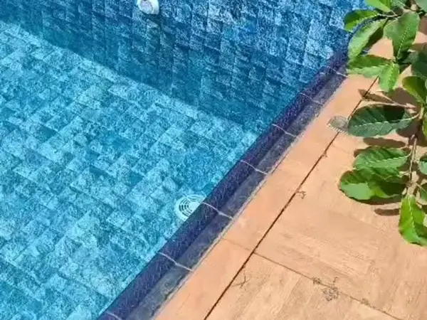 Piscina de pastilha recebendo água em São Luís - MA