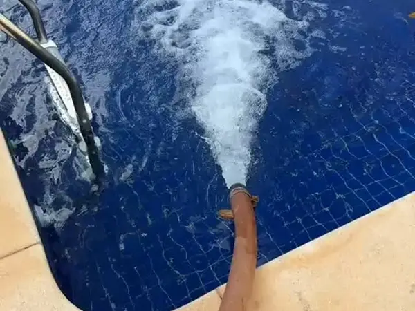 Jato de água em piscina azul escura em São Luís - MA