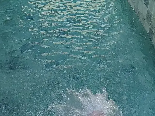 Jato de água em piscina de porcelanato em São Luís - MA