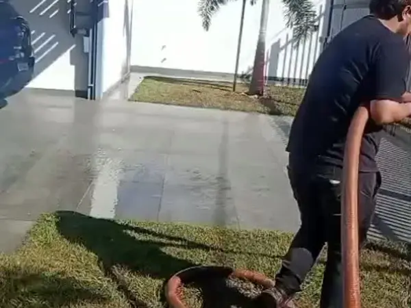 Técnico com mangote lavando área externa em São Luís - MA