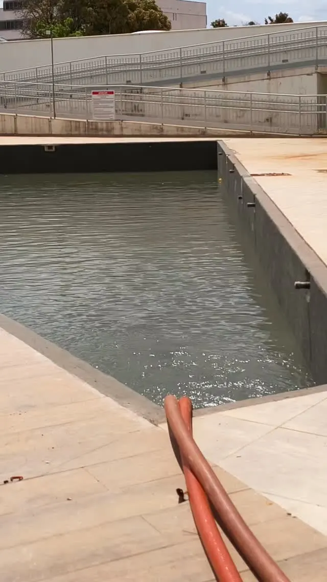 Piscina grande sendo enchida com mangote em São Luís - MA